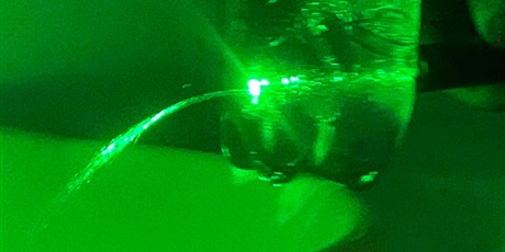 Powiększ grafikę: Wiązka laserowa w strumieniu wody (Całkowite wewnętrzne odbicie)  Jakub Krzysica VIIIC