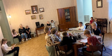 Powiększ grafikę: Grupa dzieci w jednym z pomieszczeń muzeum wykonuje zadania edukacyjne.