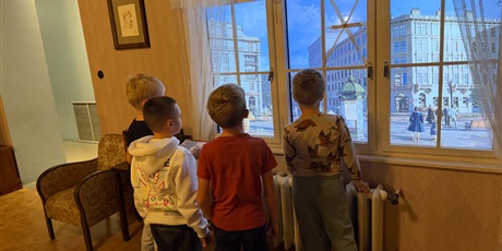 Powiększ grafikę: Grupa chłopców ogląda przez okno polską ulicę przed wybuchem II wojny światowej.