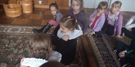 Powiększ grafikę: Dzieci przymierzają kołnierz, który był elementem stroju gdańskich kupców.