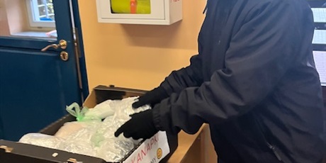 Powiększ grafikę: Chłopiec wkłada kanapkę do pojemnika.