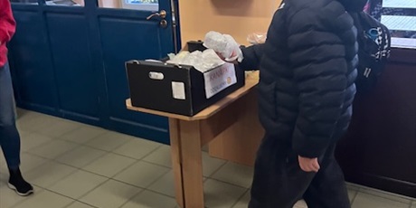 Powiększ grafikę: Dziecko wkłada kanapkę do pojemnika.