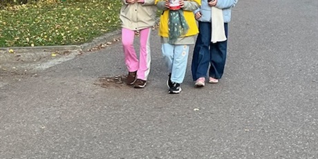 Powiększ grafikę: Troje dzieci - wolontariuszy stoi z puszką, do której zbierają datki. Dzieci ubrane są w żółte koszulki symbolizujące hospicjum.