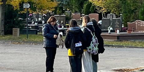 Powiększ grafikę: Troje dzieci - wolontariuszy stoi z puszką, do której zbierają datki. Dzieci ubrane są w żółte koszulki symbolizujące hospicjum. Przy nich stoi osoba wpłacająca.