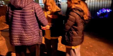 Powiększ grafikę: Troje dzieci - wolontariuszy stoi z puszką, do której zbierają datki. Dzieci ubrane są w żółte koszulki symbolizujące hospicjum. Przy nich stoi osoba wpłacająca.