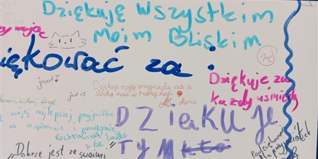 Powiększ grafikę: Fragment tablicy ze słowami wdzięczności uczniów.