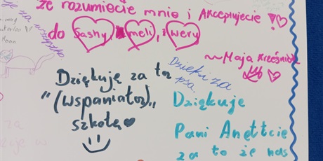 Powiększ grafikę: Fragment tablicy ze słowami wdzięczności uczniów.