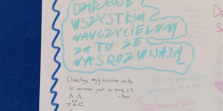 Powiększ grafikę: Fragment tablicy ze słowami wdzięczności uczniów.