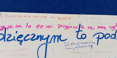 Powiększ grafikę: Fragment tablicy ze słowami wdzięczności uczniów.