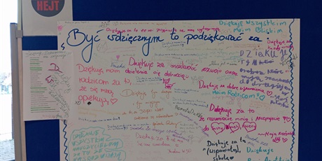 Powiększ grafikę: Fragment tablicy ze słowami wdzięczności uczniów.
