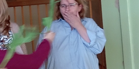 Powiększ grafikę: Grupa uczniów w wieku ok 12 lat wręcza kwiaty nauczycielce. Dzieci są uśmiechnięte a nauczycielka jest wzruszona.