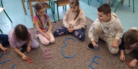 Powiększ grafikę: aktywnosci-matematyczne-w-grupie-0a-690764.jpg