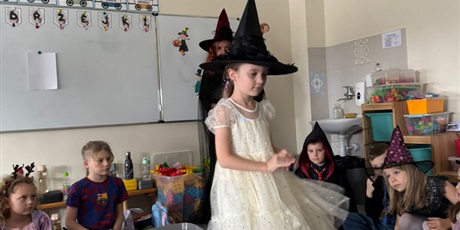 Powiększ grafikę: andrzejki-w-zerowkach-666060.jpg