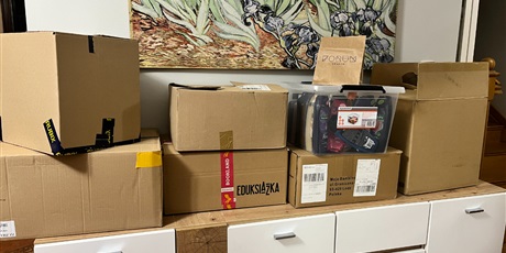 Powiększ grafikę: Kosmetyki w kartonach zebrane w szkole