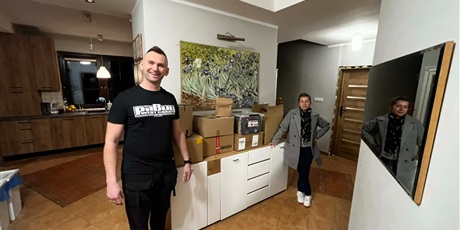 Powiększ grafikę: Przekazanie darów oraz bonów koordynatorowi Domu Dziecka p. Jakubowi Zdunkowi przez wychowawczynię 6B Emilię Obłażewicz