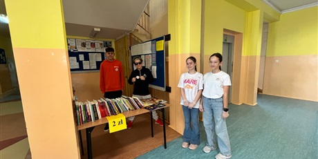 Powiększ grafikę: uczennice klasy 6B sprzedają gry i książki na kiermaszu