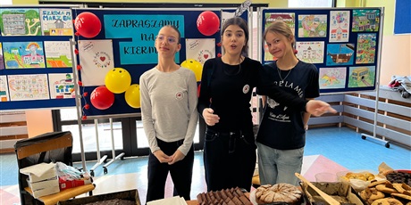 Powiększ grafikę: uczennice klasy 6B sprzedają wypieki na kiermaszu