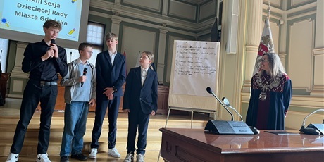 Powiększ grafikę: A. Wiśniewski (8 D) prezentuje przed zgromadzonymi w Sali pomysły grupy, w której pracował.