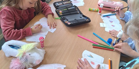 Powiększ grafikę: Dzieci rysują. Korzystają z kredek, które wyjmują z piórników.