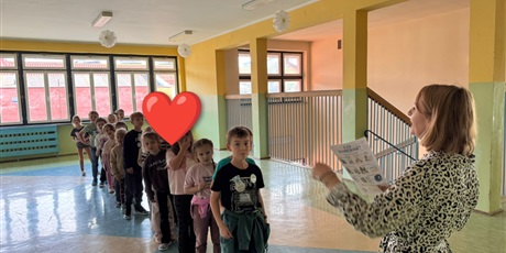 Powiększ grafikę: Nauczycielka wraz z dziećmi uczestniczy w zabawie.