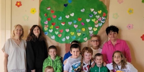 Powiększ grafikę: Grupa dzieci z klasy 3B wraz z nauczycielkami pozuje do zdjęcia. Dzieci z przodu siedzą na podłodze. Reszta dzieci stoi z tyłu.