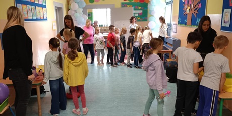 Powiększ grafikę: Grupa dzieci na korytarzu szkolnym.