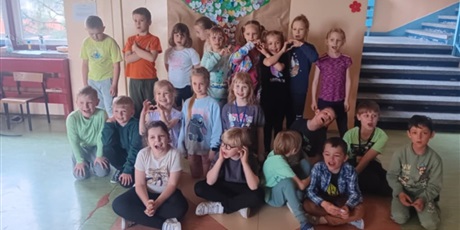Powiększ grafikę: Grupa dzieci z klasy 1C pozuje do zdjęcia. Kilkoro dzieci z przodu siedzi na podłodze, pozostali stoją z tyłu.