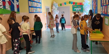 Powiększ grafikę: Grupa dzieci na korytarzu szkolnym.