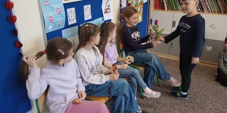 Powiększ grafikę: dzien-kobiet-w-grupie-0a-679250.jpg