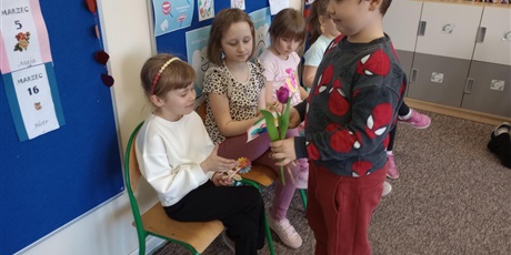 Powiększ grafikę: dzien-kobiet-w-grupie-0a-679254.jpg