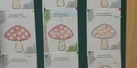 Powiększ grafikę: Prezentacja prac plastycznych. Dzieci narysowały czerwonego grzyba z białymi kropkami.