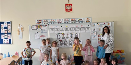 Powiększ grafikę: Dzieci wraz z nauczycielką pozują w kropkowych ubraniach.