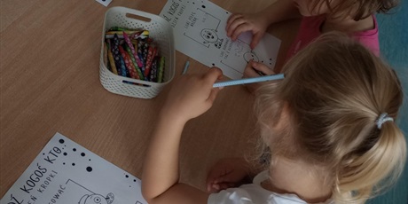 Powiększ grafikę: Dziewczynki kolorują obrazki z motywem kropki.