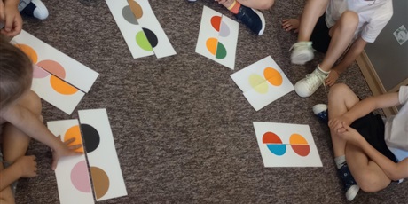 Powiększ grafikę: Dzieci dopasowują do siebie obrazki kropek.
