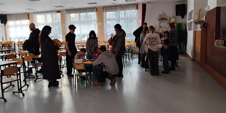 Powiększ grafikę: Przyszli uczniowie szkoły odwiedzają wraz z rodzicami stołówkę szkolną, rysują tam w kaszy, a rodzice uzyskują wyczerpujące odpowiedzi na pytania związane z funkcjonowaniem szkoły.