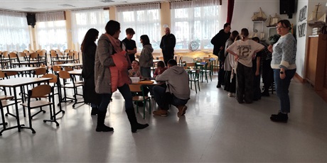 Powiększ grafikę: Przyszli uczniowie szkoły odwiedzają wraz z rodzicami stołówkę szkolną, rysują tam w kaszy, a rodzice uzyskują wyczerpujące odpowiedzi na pytania związane z funkcjonowaniem szkoły. 