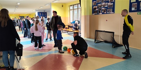 Powiększ grafikę: Przyszli uczniowie naszej szkoły mogą strzelać gole do bramki dzięki stanowisku zorganizowanym przez Klub Sportowy Victoria.