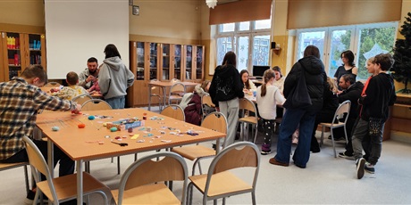 Powiększ grafikę: Przyszli uczniowie naszej szkoły mają możliwość wykonania pamiątkowych zakładek do książek w czytelni szkolnej.