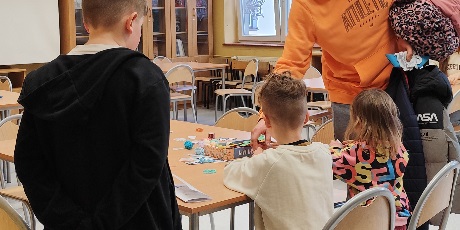 Powiększ grafikę: Przyszli uczniowie naszej szkoły mają możliwość wykonania pamiątkowych zakładek do książek w czytelni szkolnej. 