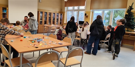 Powiększ grafikę: Przyszli uczniowie naszej szkoły mają możliwość wykonania pamiątkowych zakładek do książek w czytelni szkolnej. 