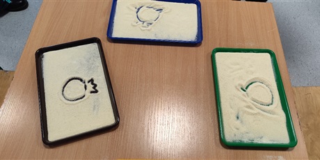 Powiększ grafikę: Prace przyszłych uczniów, rysunki na kaszy są doskonałą pamiątką wizyty małych gości.