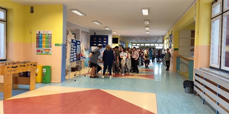 Powiększ grafikę: Nauczyciele i ogromna rzesza wolontariuszy przygotowana na przyjęcie małych gości szkoły wraz z rodzicami.