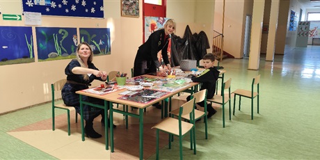 Powiększ grafikę: Na stanowisku Łowisko przyszli uczniowie kolorują rybki pod kierunkiem nauczycielek edukacji wczesnoszkolnej, mają też możliwość łowienia steropianowych rybek na wędkę.