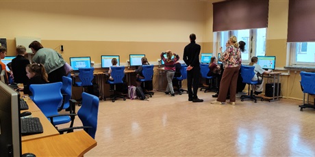 Powiększ grafikę: Na przystanku Mostek kapitański przyszli uczniowie wykonują zadania na komputerach w pracowni komputerowej klas młodszych.