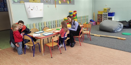 Powiększ grafikę: Na przystanku Burza na morzu przyszli uczniowie wykonują zadania sensoryczne w Świetlicy wyciszeń dedykowanej dzieciom o specjalnych potrzebach edukacyjnych.