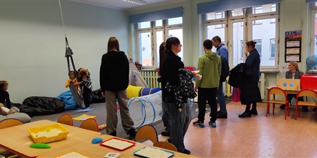 Powiększ grafikę: Na przystanku Burza na morzu przyszli uczniowie wykonują zadania sensoryczne w Świetlicy wyciszeń dedykowanej dzieciom o specjalnych potrzebach edukacyjnych. 