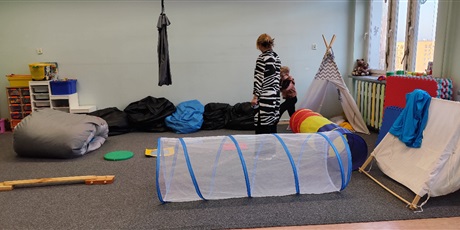 Powiększ grafikę: Na przystanku Burza na morzu przyszli uczniowie wykonują zadania sensoryczne w Świetlicy wyciszeń dedykowanej dzieciom o specjalnych potrzebach edukacyjnych. 