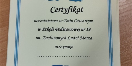 Powiększ grafikę: Każdy mały gość naszej szkoły otrzymuje pamiątkowy certyfikat morskiej podróży.