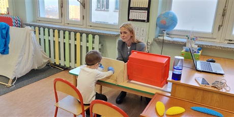 Powiększ grafikę: Na przystanku Burza na morzu przyszli uczniowie wykonują zadania sensoryczne w Świetlicy wyciszeń dedykowanej dzieciom o specjalnych potrzebach edukacyjnych.