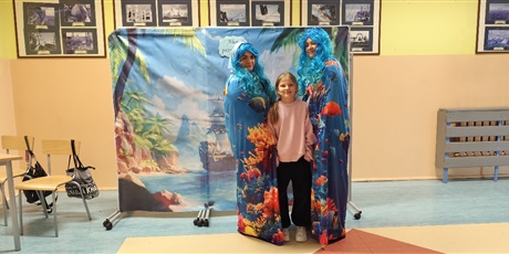 Powiększ grafikę: Każdy z małych gości może zrobić sobie pamiątkowe zdjecie na tle morskim wraz z przebranymi w stroje morskie nauczycielkami.